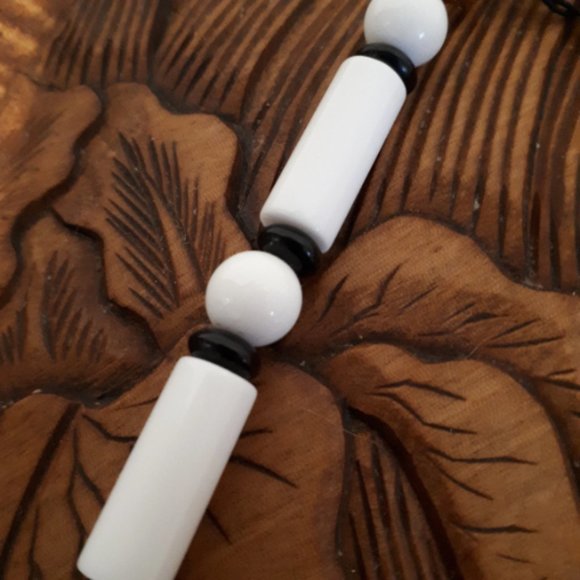TRIFARI Lucite Necklace  Vintage TRIFARI with Tags Black White TRIFARI Costume - Picture 8 of 8